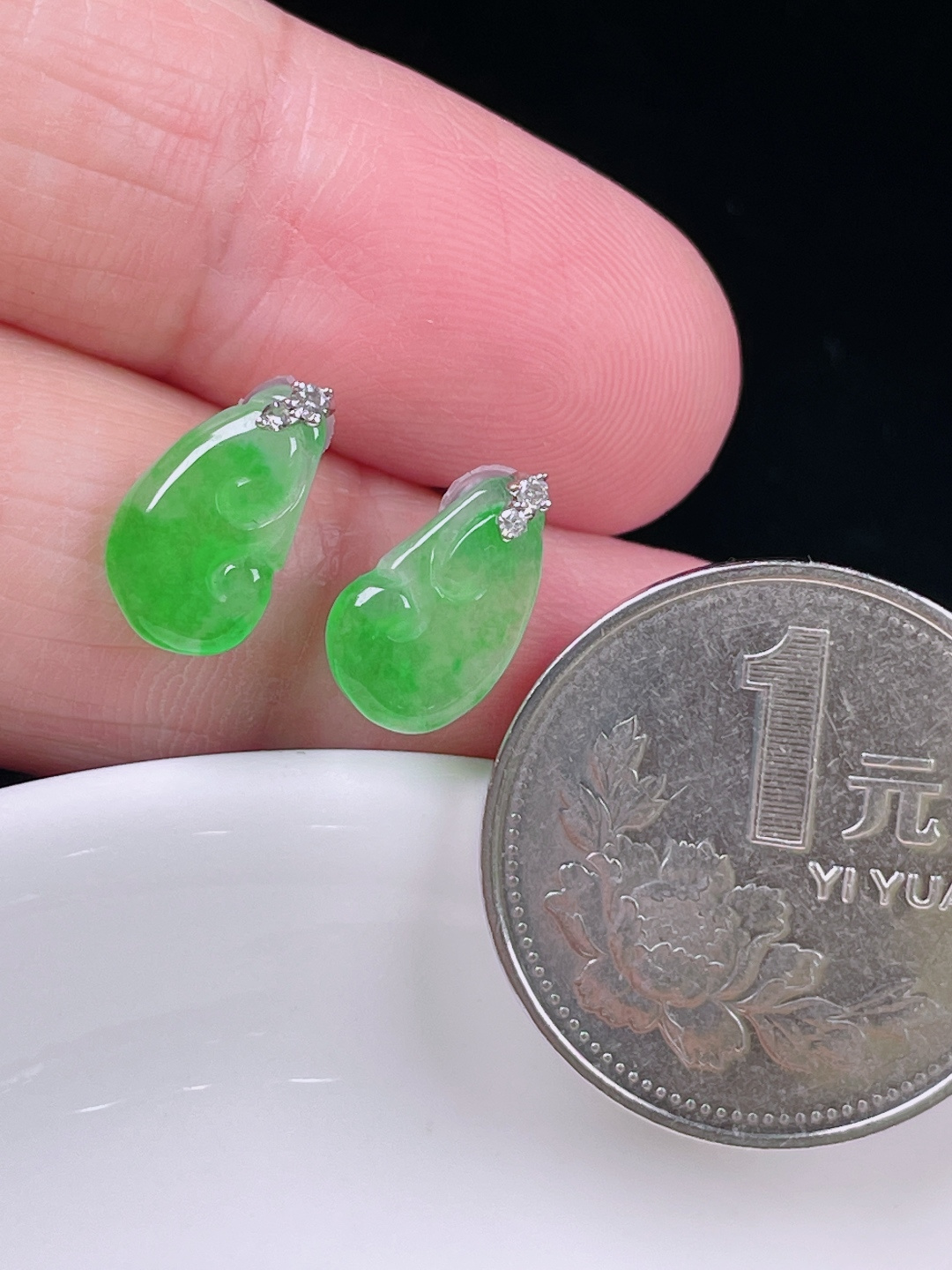 ️冰绿耳钉，老种起光，细底通透，尺寸：12.8/7.2/2.6mm0601