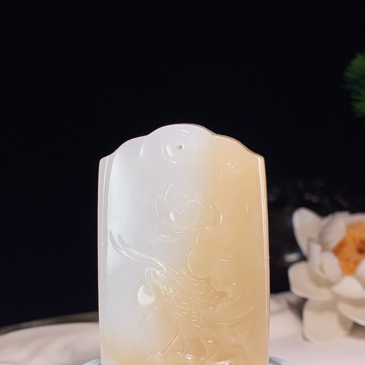 新疆且末糖白玉一路连科挂件 尺寸55/34/9.6重42克。玉质细腻油润。手推出油。佩戴高端典雅。lt260601