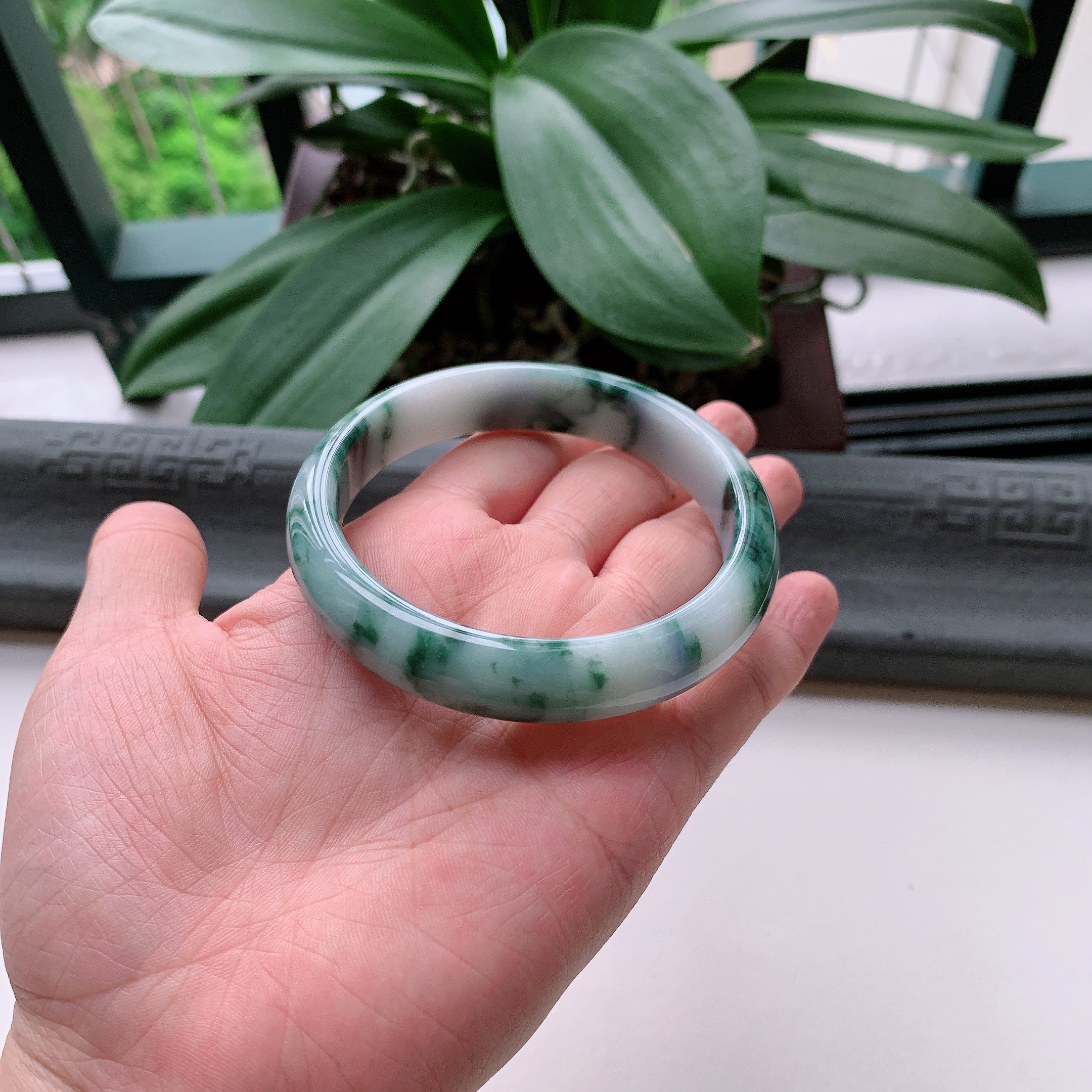 正圈62大圈口，天然A货翡翠冰糯种水润飘绿玉手镯，水润秀丽，飘花灵动，种水十足，视觉甜美可人，恰到好处的美，十分高雅耐看，条形优美，上手优雅大方。61.82