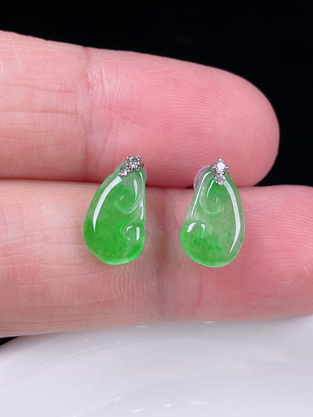 ️冰绿耳钉，老种起光，细底通透，尺寸：12.8/7.2/2.6mm0601