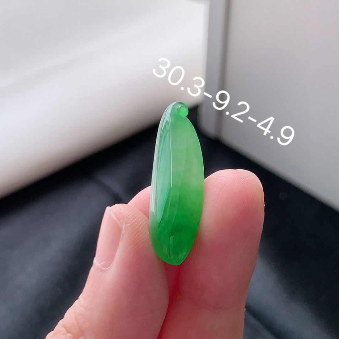 冰阳绿福瓜挂件，无裂厚装，翠色鲜阳，佩戴简约大方，货号98531，30.3-9.2-4.9
