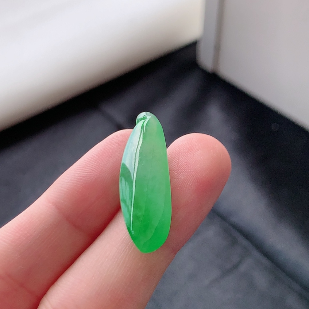 冰阳绿福瓜挂件，无裂厚装，翠色鲜阳，佩戴简约大方，货号98531，30.3-9.2-4.9