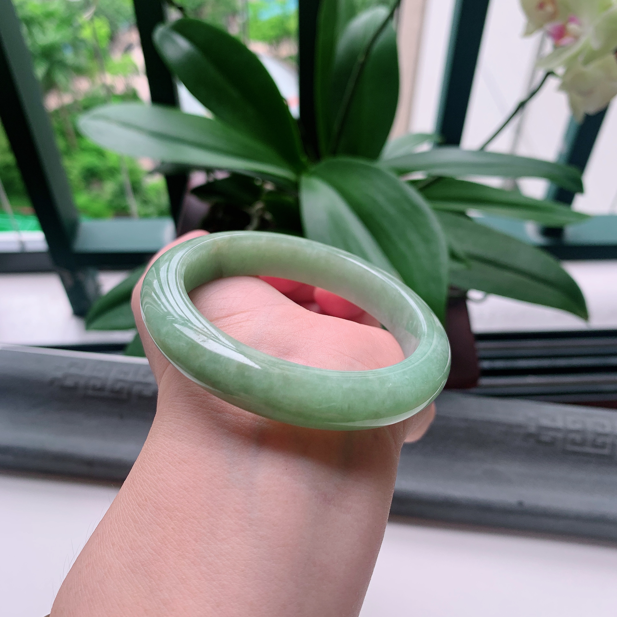 正圈55圈口，天然A货翡翠冰糯种水润飘绿玉手镯，水润秀丽，飘花灵动，种水十足，视觉甜美可人，恰到好处的美，十分高雅耐看，条形优美，上手优雅大方。56.09