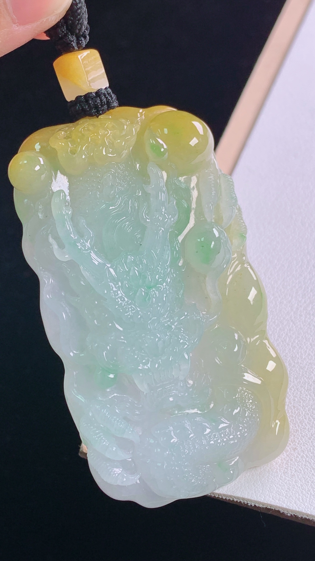 黄翡龙牌 天然黄翡，雕工精湛，霸气，无裂 尺寸:66.5-38.7-11.8mm 29