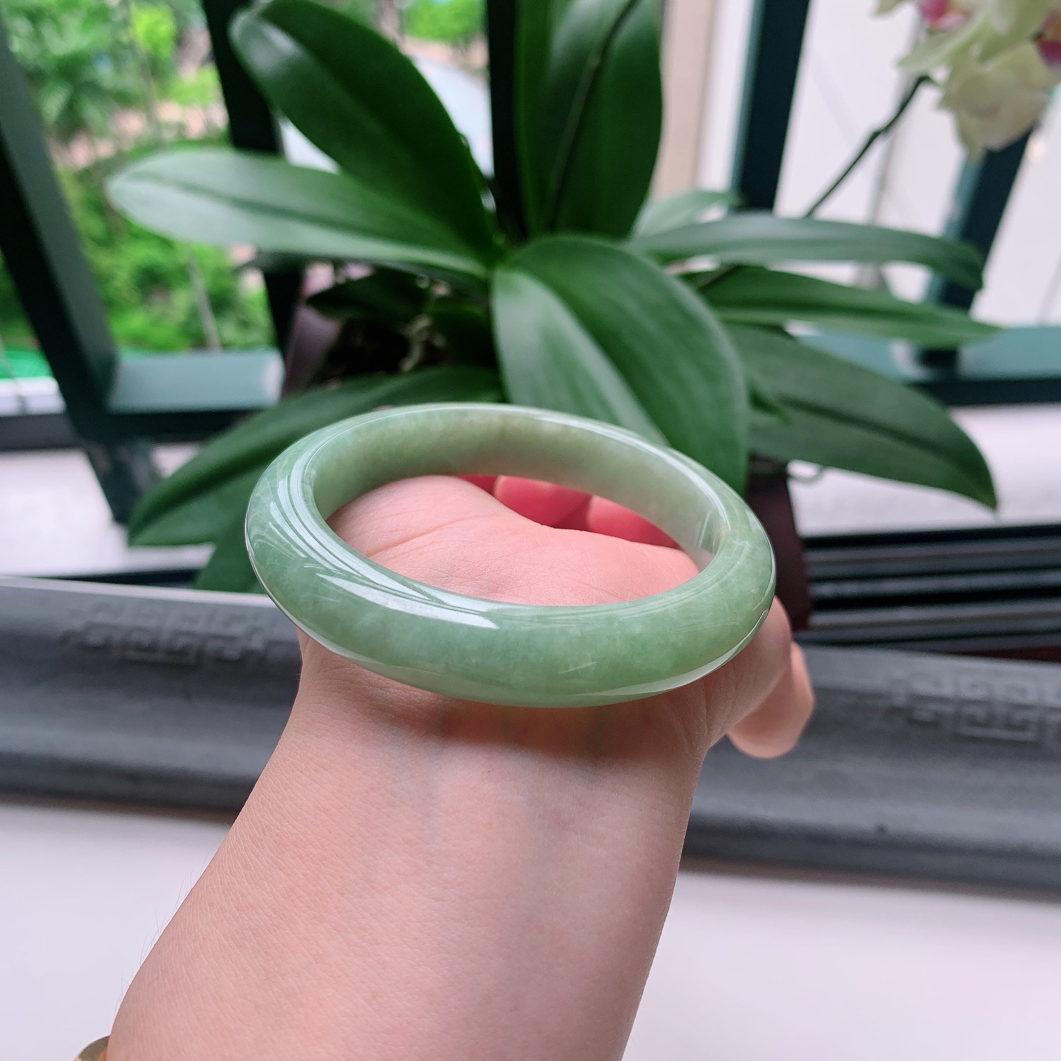 正圈55圈口，天然A货翡翠冰糯种水润飘绿玉手镯，水润秀丽，飘花灵动，种水十足，视觉甜美可人，恰到好处的美，十分高雅耐看，条形优美，上手优雅大方。56.09