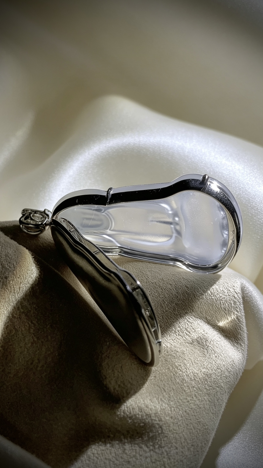 【静心净禅·观自在】观音菩萨，
裸石49.2-30.5-4.2mm，
整体57.5-31-10mm，24.15g，
18K金，南非钻，