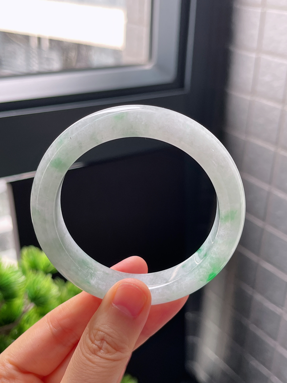 圈口55.4，糯化飘绿正圈翡翠手镯