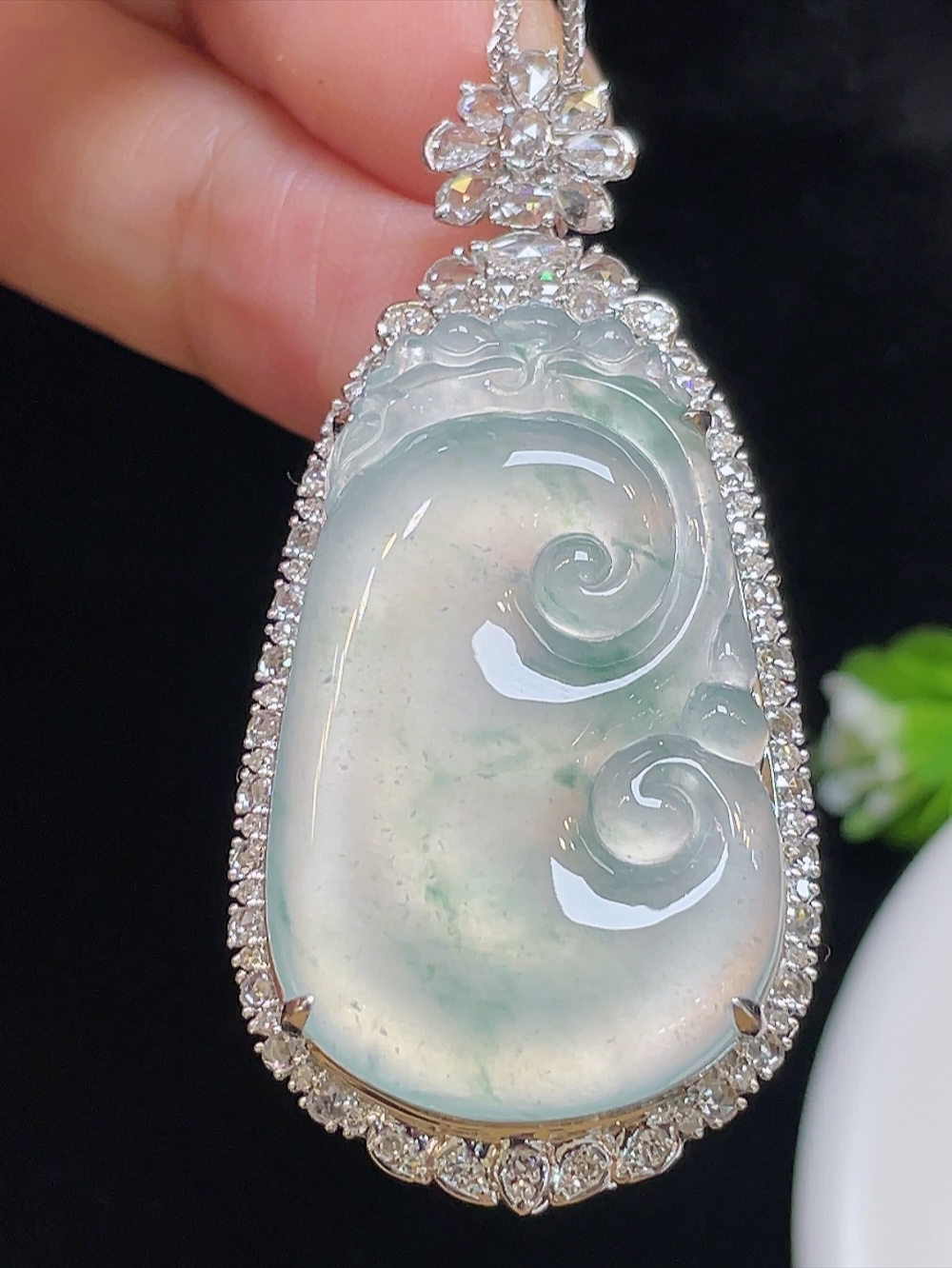 大件饱满，通透水润，玉质细腻，翠色鲜艳，18k金奢华钻石镶嵌，34.3-20.8-3.9