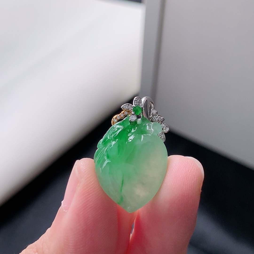 冰飘绿吊坠。翠色明媚，种老水润细腻，佩戴精致气质 货号18530，19.9-15.8-9.1