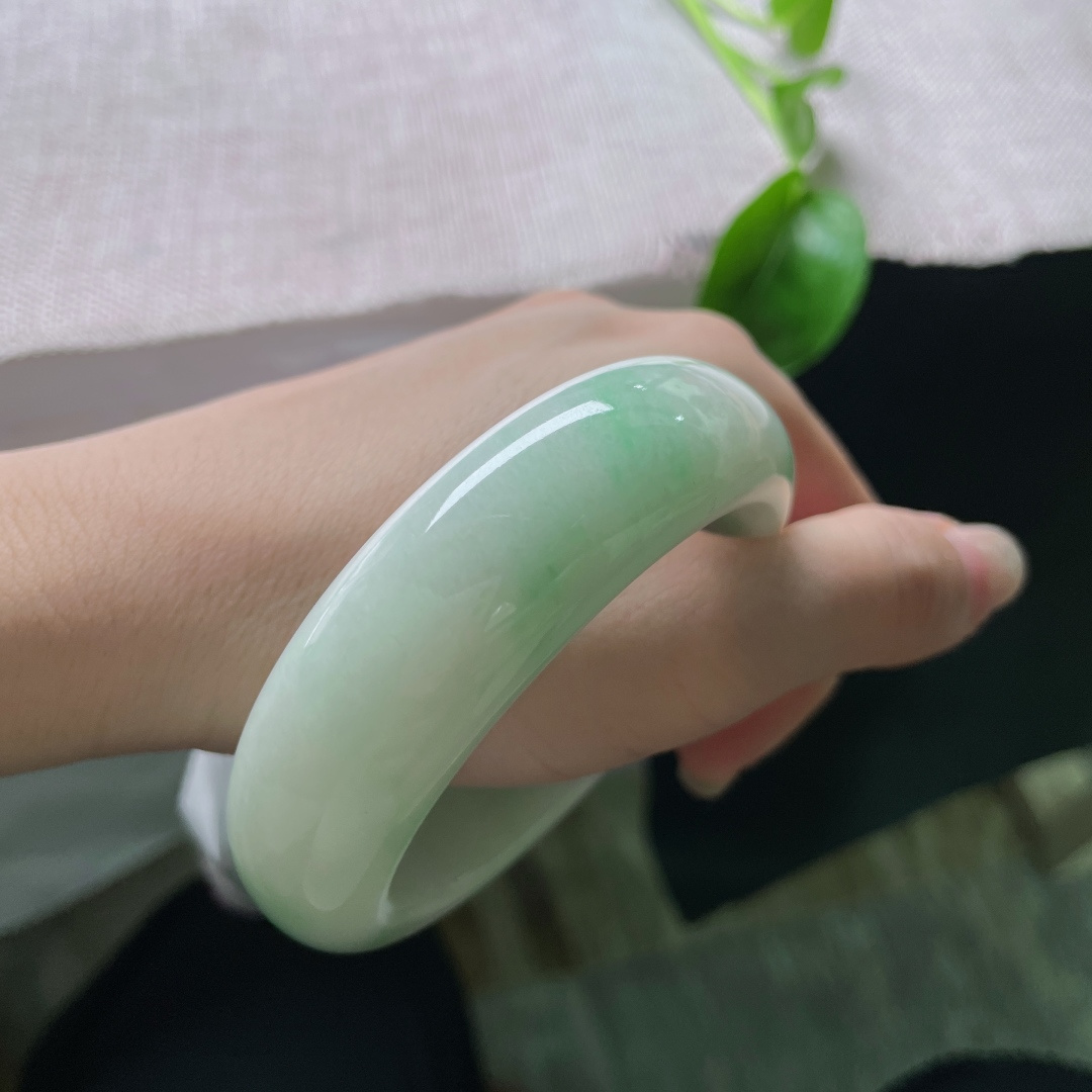 56.9/19.4/9.7，飘绿正圈，宽版轮胎镯，独具特色，水润细腻，无裂，ss53744a
