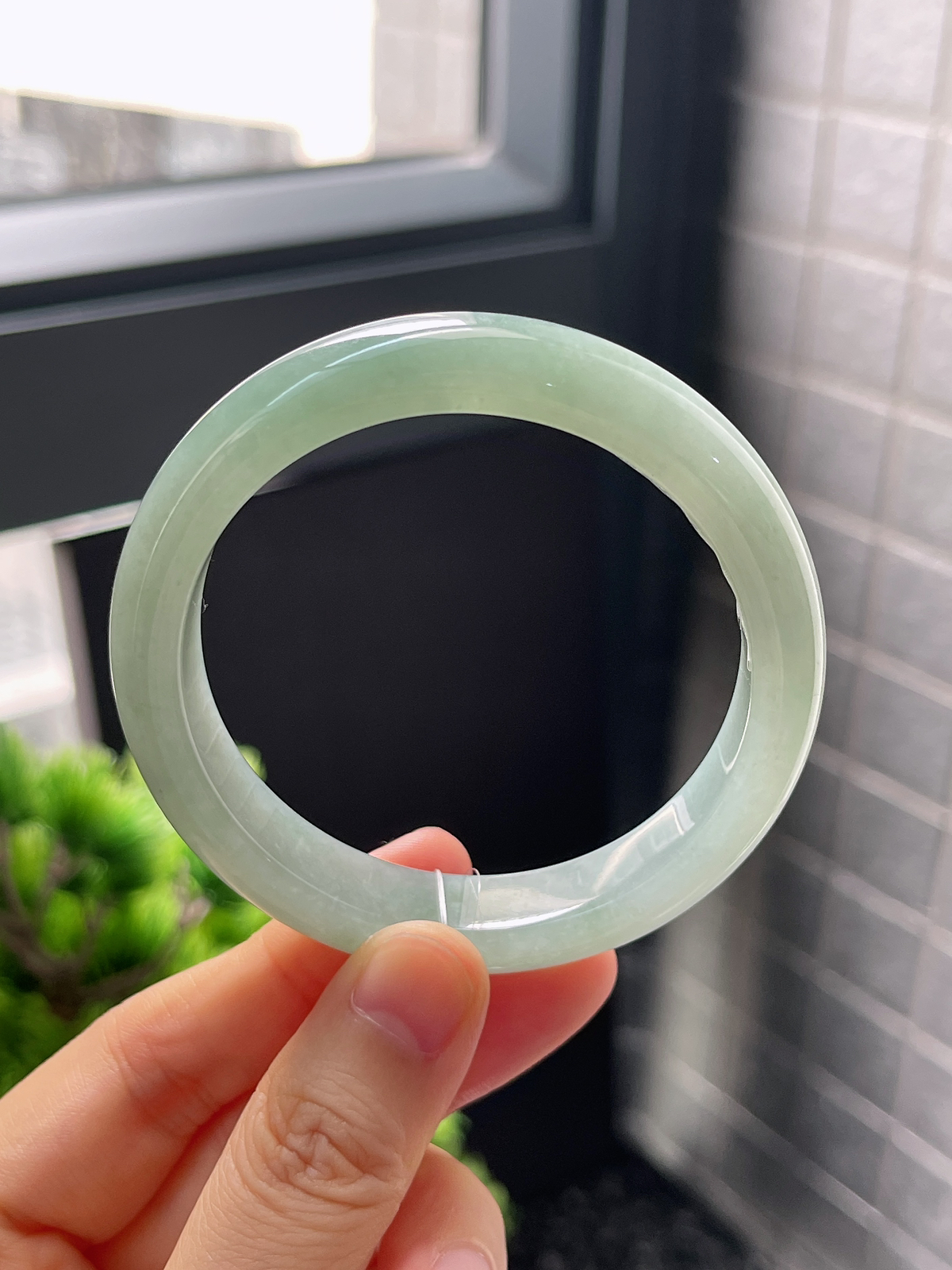 正圈54圈口，翡翠糯化种浅绿色手镯