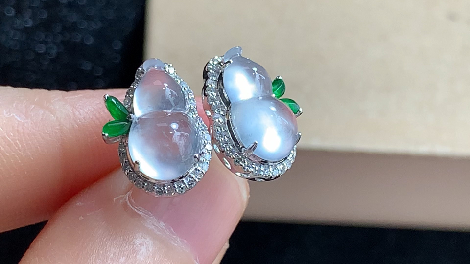 ️ 18K金伴钻葫芦耳钉，无裂，尺寸11.5-6.4-3.6mm，包A附证书