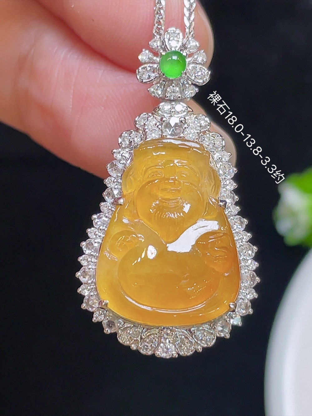 【高冰黄翡，财神爷】大件饱满，通透水润，玉质细腻，翠色鲜艳，18k金奢华钻石镶嵌️，18.0-13