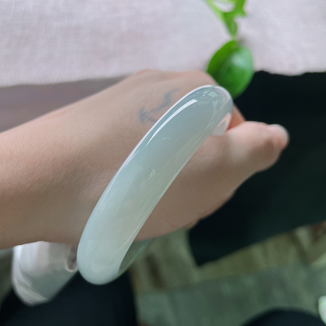 55.8/12.4/8.2，淡绿底正圈，浅笑轻柔，柔亮细腻，佩戴温婉娴雅，无裂，ss51581a