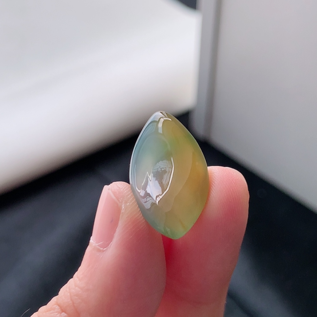 冰飘黄挂件 色系清新，种老细腻水润，佩戴优雅时尚 货号98531，24.3-13.4-5.5