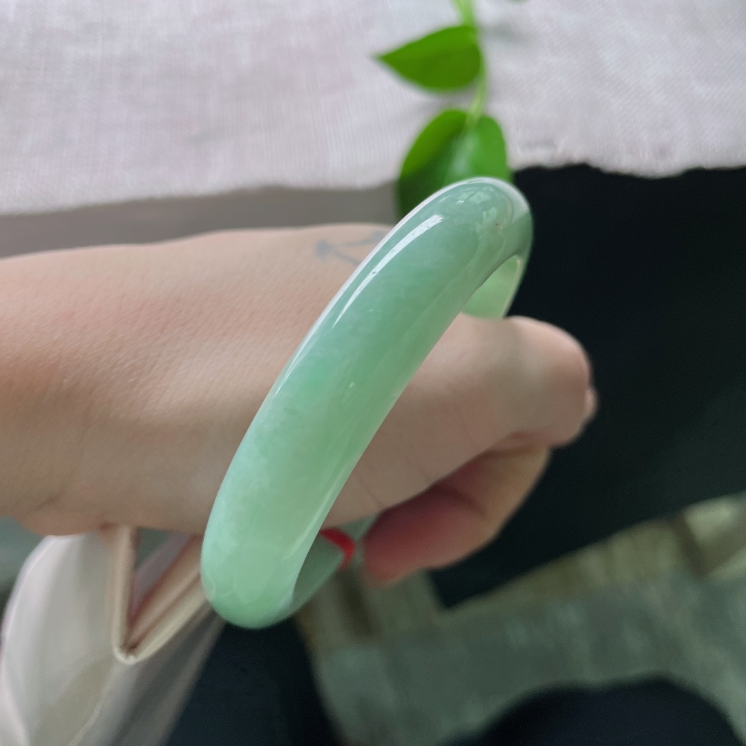 56.8/12.4/7.3，果绿底正圈，肉细种老，静女其姝，佩戴柔美动人，无裂，ss53751a