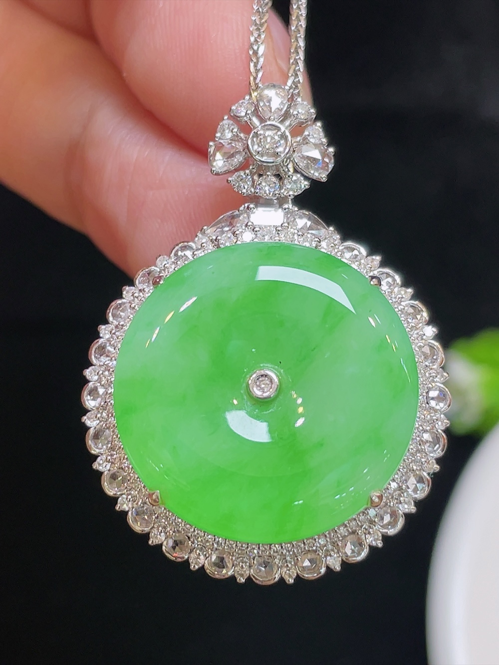 ️【冰种阳绿，平安扣】大件饱满，通透水润，玉质细腻，翠色鲜艳，18k金奢华钻石镶嵌️，20.8-