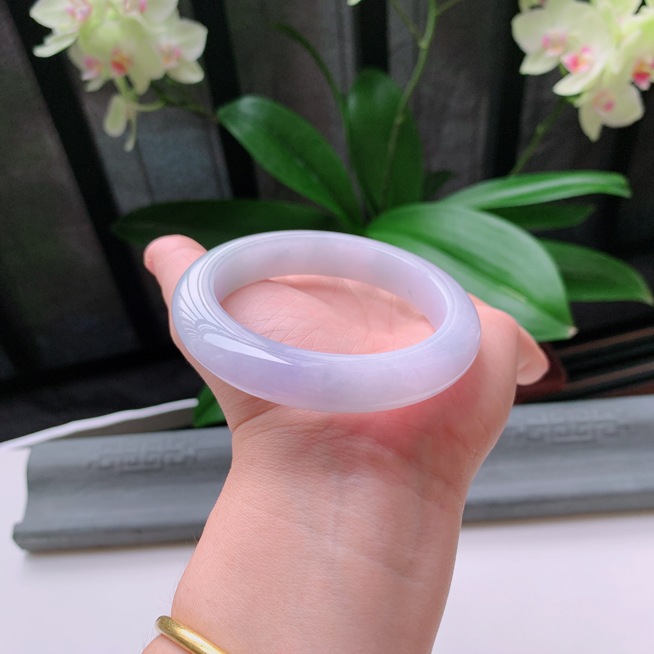 正圈56圈口，天然A货翡翠冰糯种水润淡紫玉手镯，水润秀丽，飘花灵动，种水十足，视觉甜美可人，恰到好处的美，十分高雅耐看，条形优美，上手优雅大方。66.48