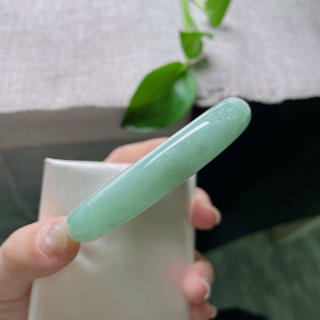 57.9/12/8.1，果绿底正圈，肉质细腻干净，柳叶弯眉，秋水盈盈，无裂，ss53752a