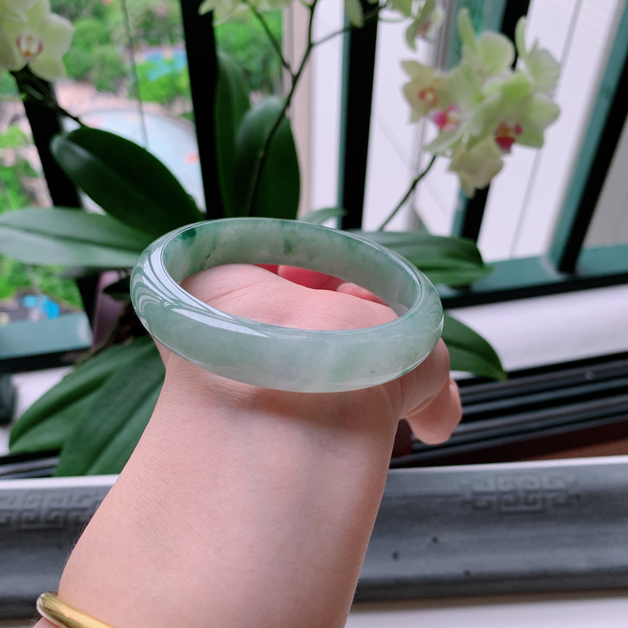 正圈59圈口，天然A货翡翠冰糯种水润飘绿玉手镯，水润秀丽，飘花灵动，种水十足，视觉甜美可人，恰到好处的美，十分高雅耐看，条形优美，上手优雅大方。58.02