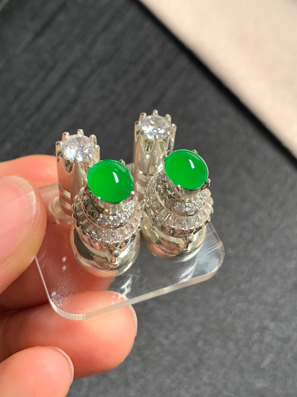 冰种正阳绿耳钉
无纹裂，种好色好品相好，正阳绿色泽艳丽纯正，老坑种质地细腻冰透水灵饱满圆润