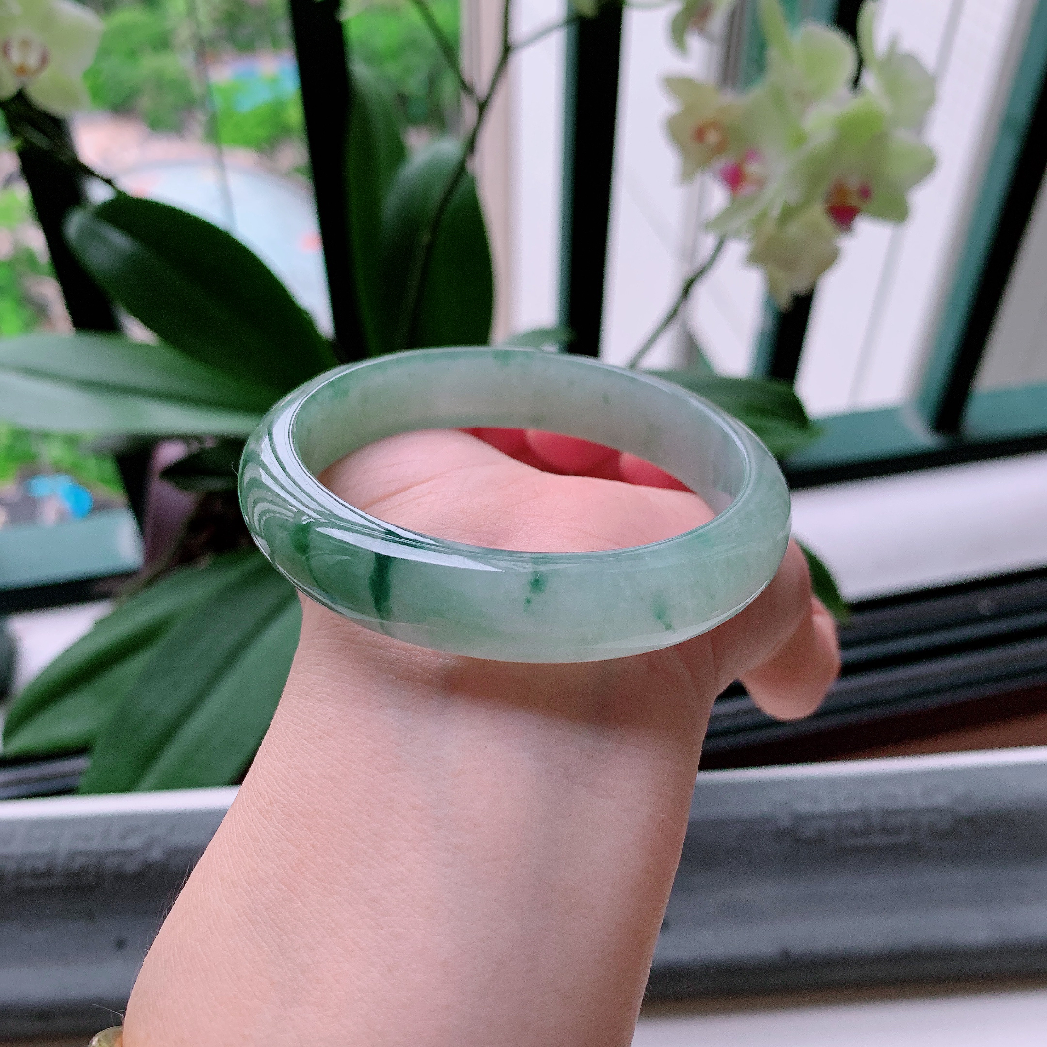 正圈59圈口，天然A货翡翠冰糯种水润飘绿玉手镯，水润秀丽，飘花灵动，种水十足，视觉甜美可人，恰到好处的美，十分高雅耐看，条形优美，上手优雅大方。58.02
