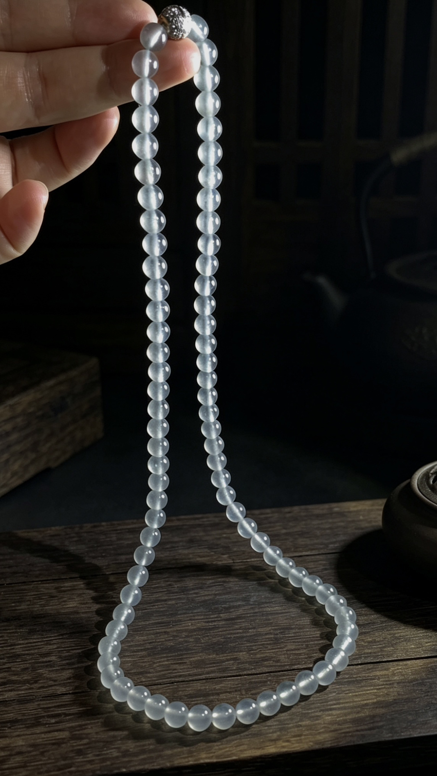白冰珠链项链，直径约7.2mm，80粒玉珠，
一粒18K金+南非钻镶嵌配珠，
53.6g，总长约560mm，