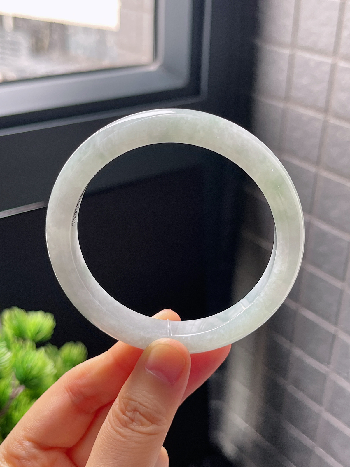 正圈58.5圈口，翡翠糯化种淡绿色手镯
