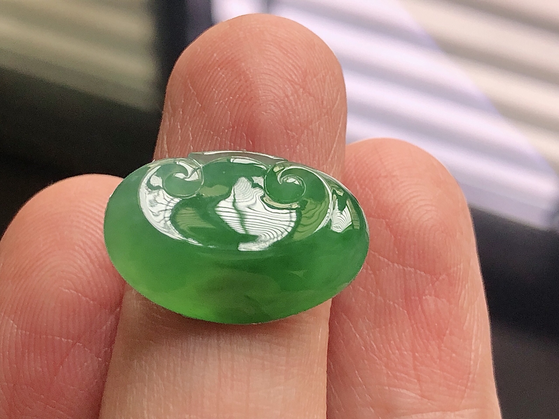 ️ 冰种阳绿如意头，色泽艳阳，通透水润，玉质细腻，夺目迷人，镶嵌效果，品相，无裂，尺寸19.8*13.3*5