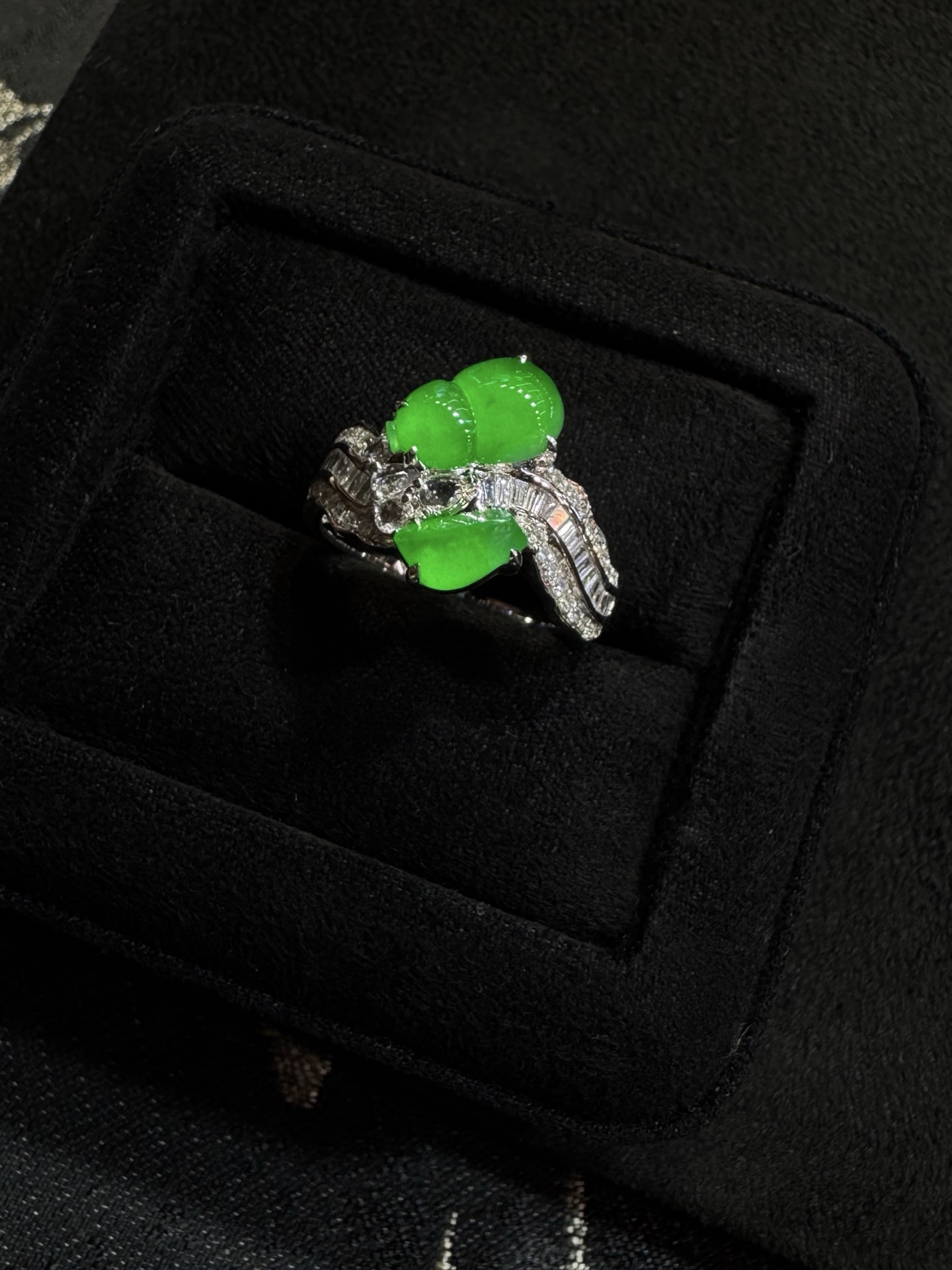 满色阳绿特色戒指 润润甜色 饱满形体 眼见舒心的一块料 6.8-3.5-3随行 9.5-6.3-2.3