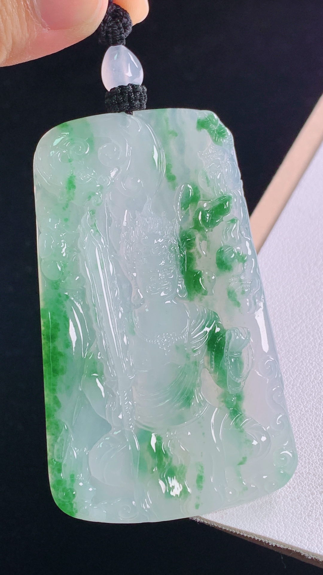 冰飘绿观音 色泽鲜亮，水润细腻，无裂 尺寸:70.1-42.3-4.8mm 28