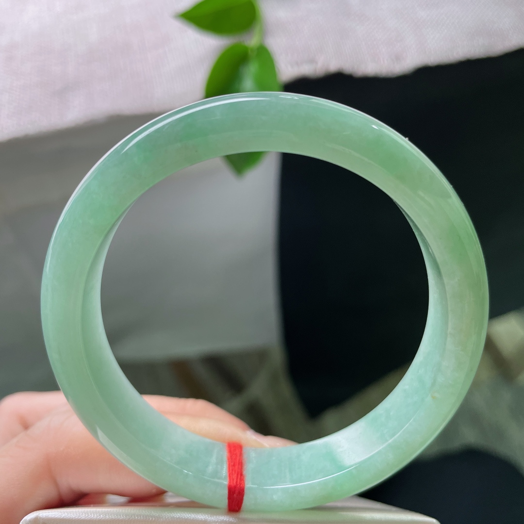 56.8/12.4/7.3，果绿底正圈，肉细种老，静女其姝，佩戴柔美动人，无裂，ss53751a