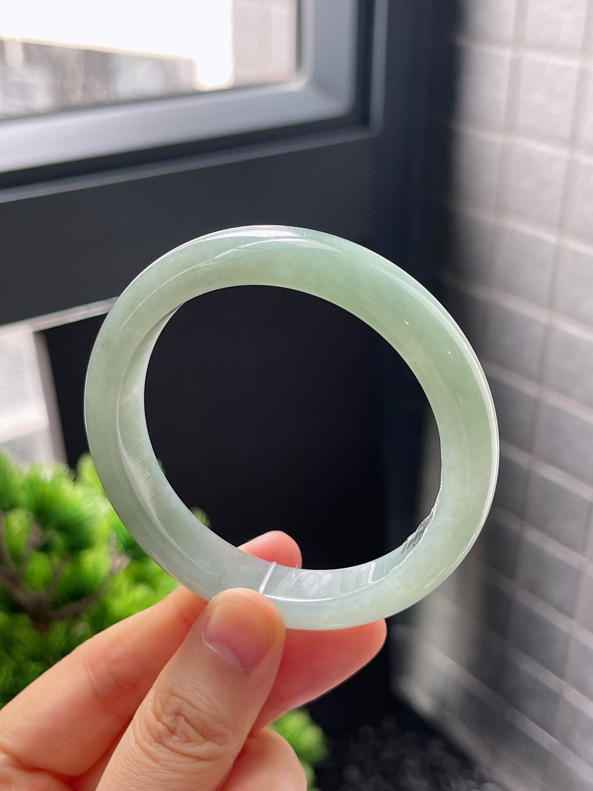 正圈54圈口，翡翠糯化种浅绿色手镯