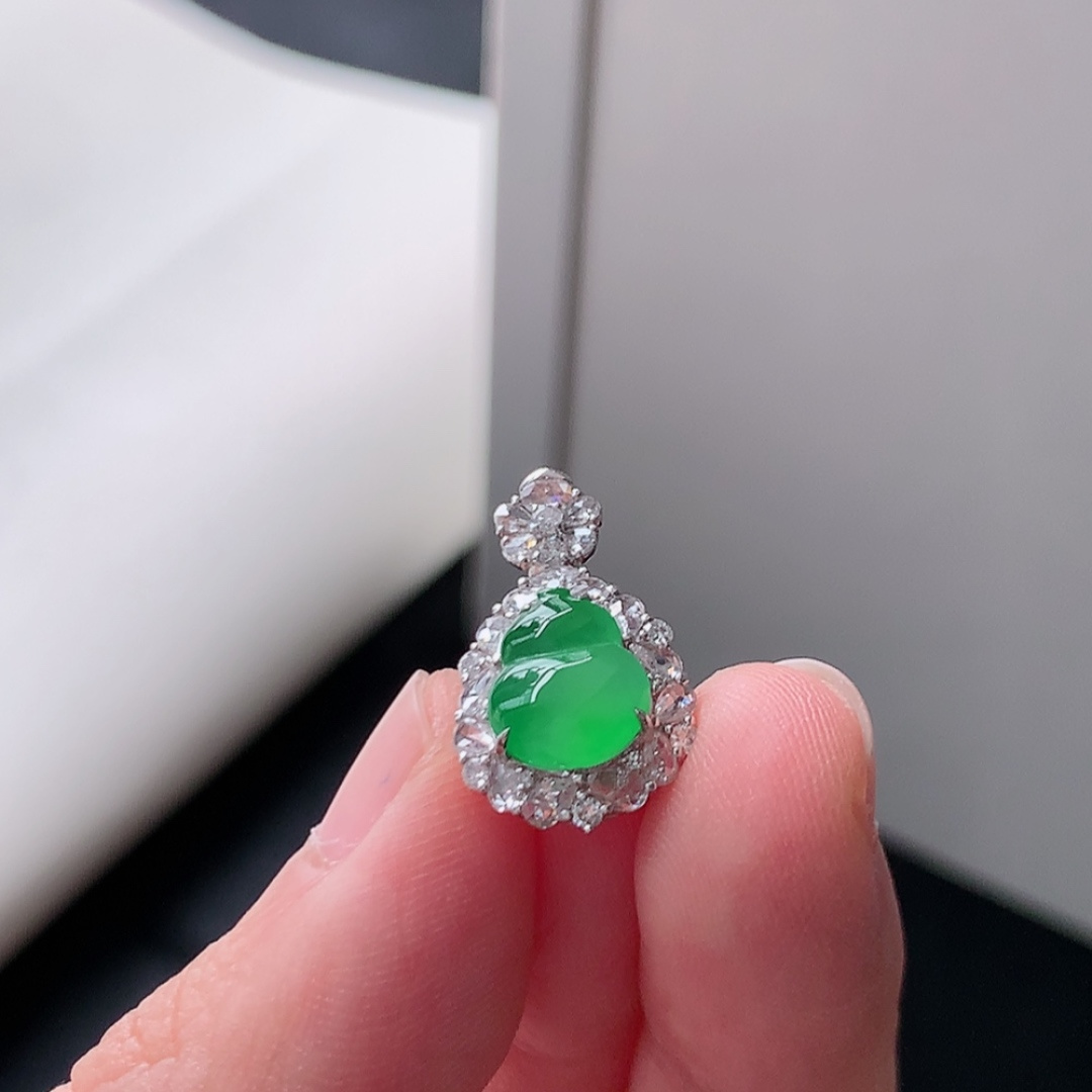 冰阳绿葫芦吊坠。饱满底子细腻，水润十足，佩戴清新优雅 货号45530，18.9-11.5-8.2