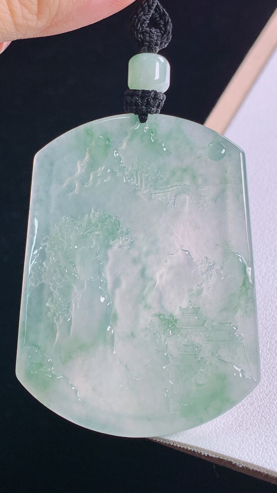 冰飘花山水牌 清透细腻，雕工精湛，无裂 尺寸:56.0-42.8-5.2mm 28
