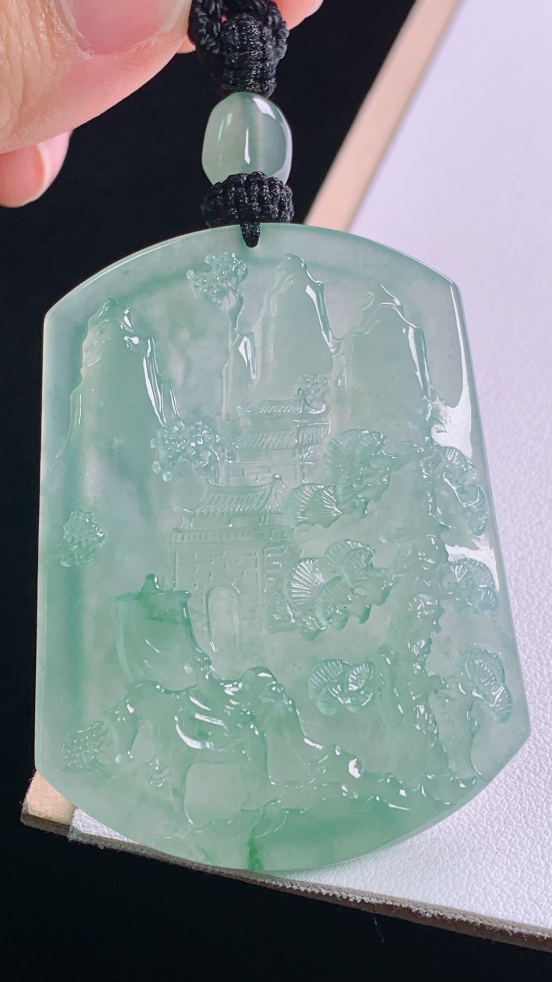 冰晴山水牌 种色俱佳，水润清爽，无裂 尺寸:56.4-42.8-7.3mm 29