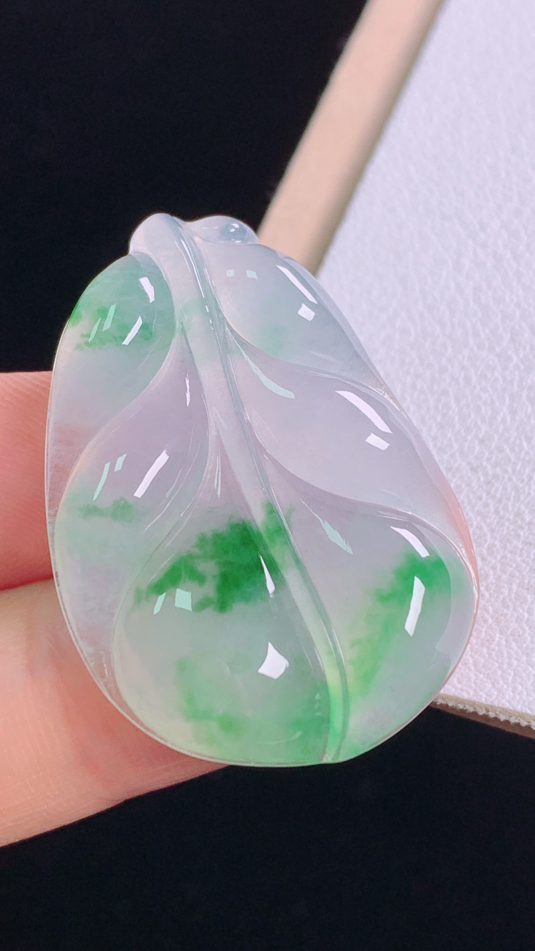 冰飘绿叶子 色泽鲜活，冰清玉洁，无裂，尺寸:32.7-23.1-4.7mm 26