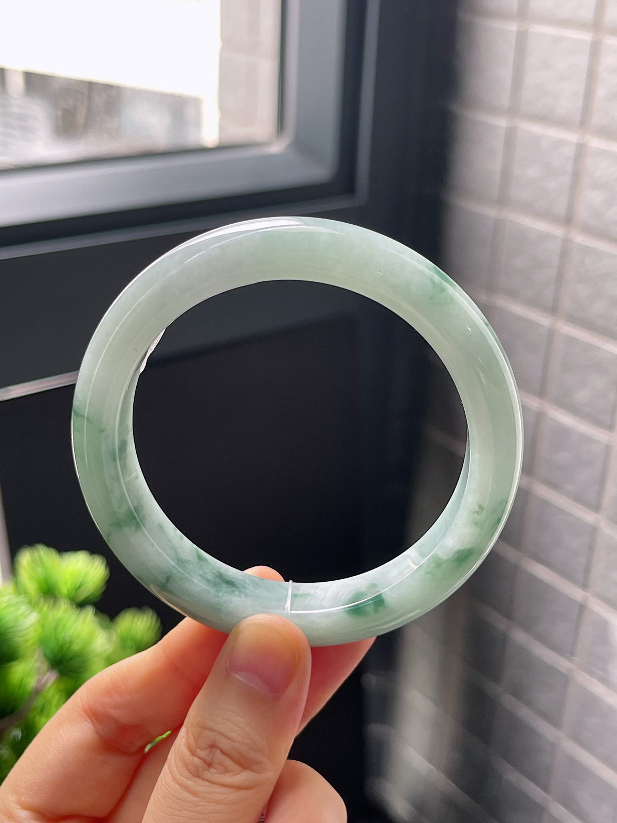 正圈56.2圈口，翡翠糯化种飘绿手镯