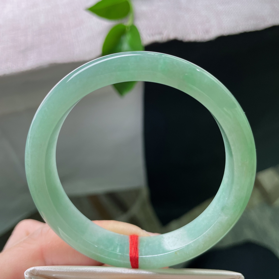 56.8/12.4/7.3，果绿底正圈，肉细种老，静女其姝，佩戴柔美动人，无裂，ss53751a