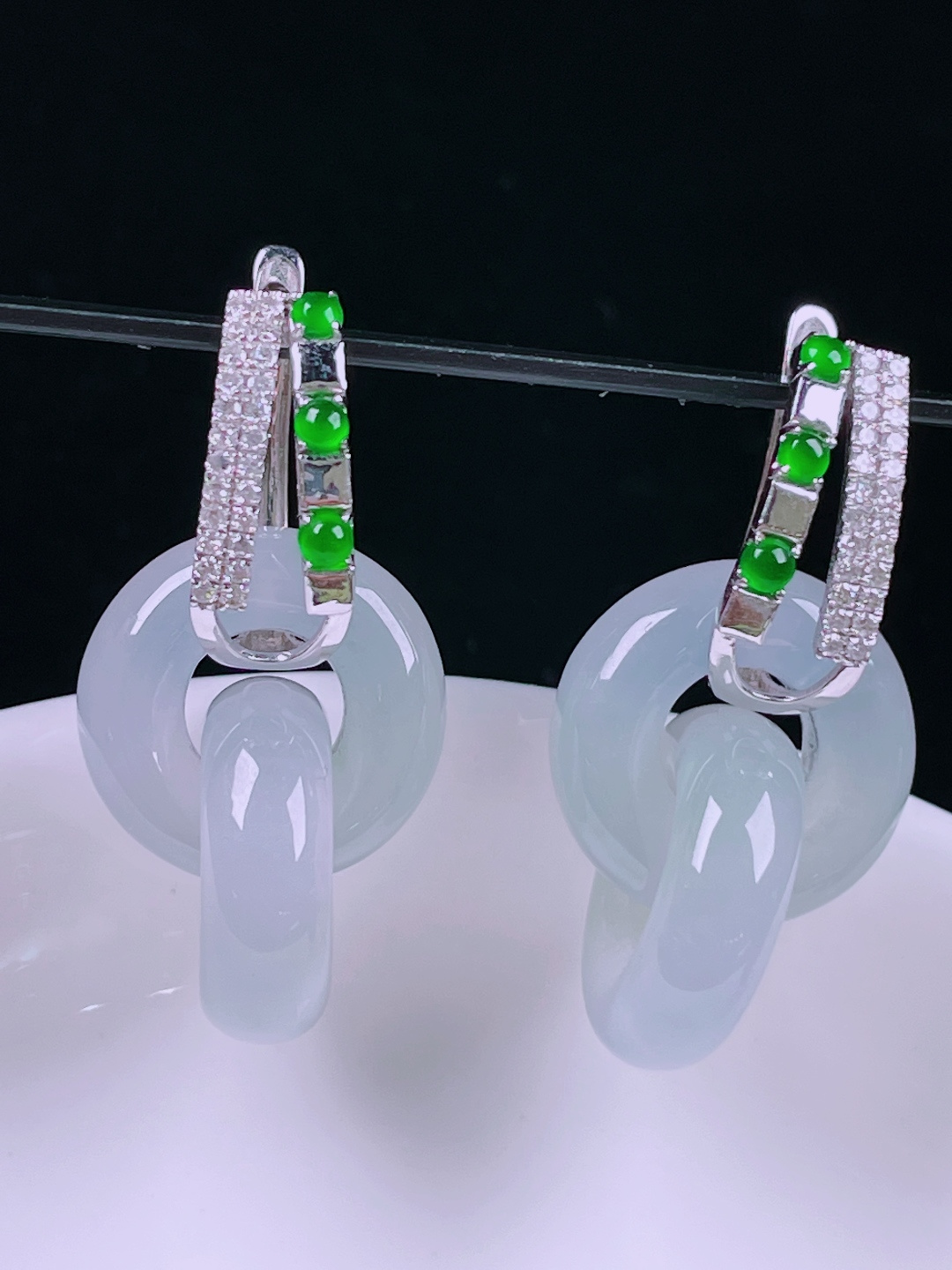 冰种耳坠，老种起光，细底通透，尺寸：31/15/5.3mm0601