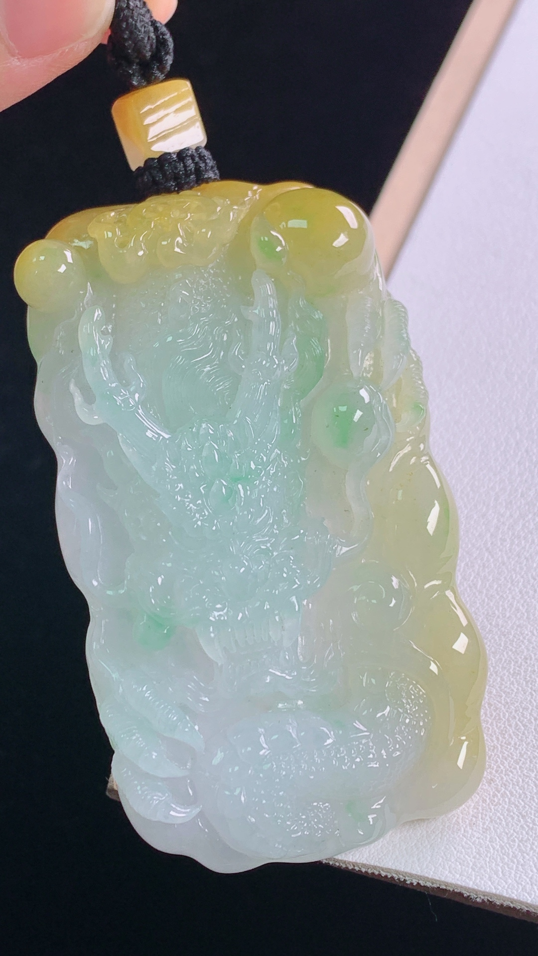 黄翡龙牌 天然黄翡，雕工精湛，霸气，无裂 尺寸:66.5-38.7-11.8mm 29