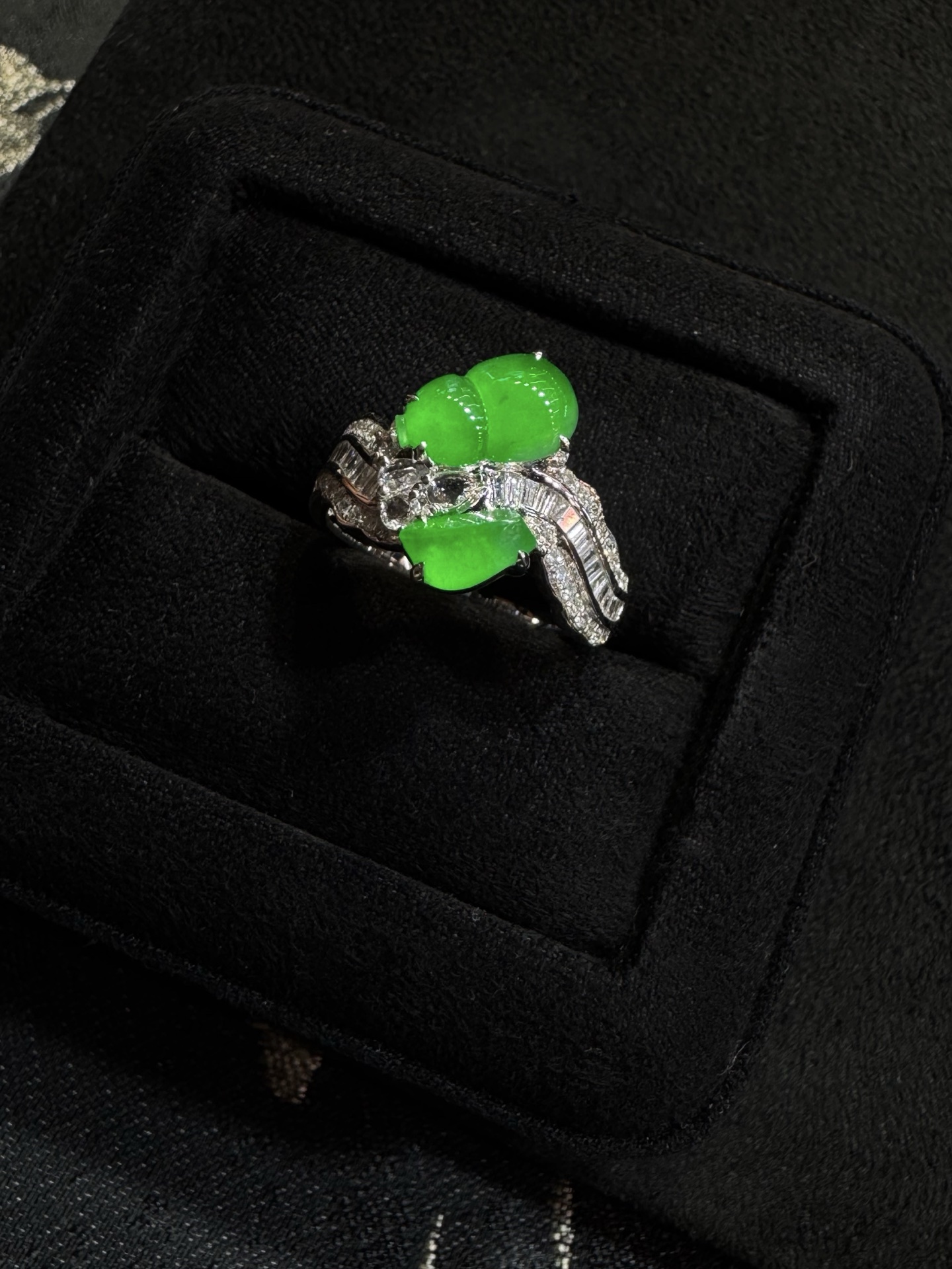 满色阳绿特色戒指 润润甜色 饱满形体 眼见舒心的一块料 6.8-3.5-3随行 9.5-6.3-2.3