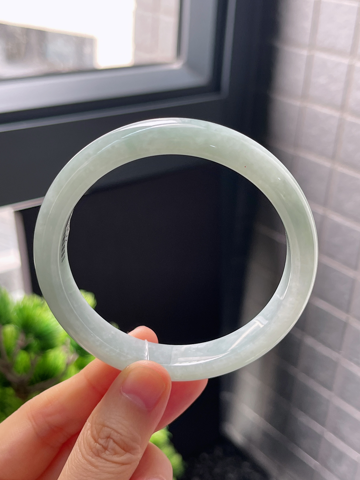 正圈60圈口，翡翠糯化种淡绿色手镯