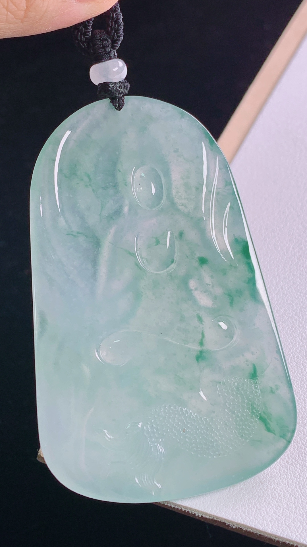 冰飘花大势至菩萨 花色灵动，水润清爽，无裂 尺寸:71.3-45.0-5.6mm 29