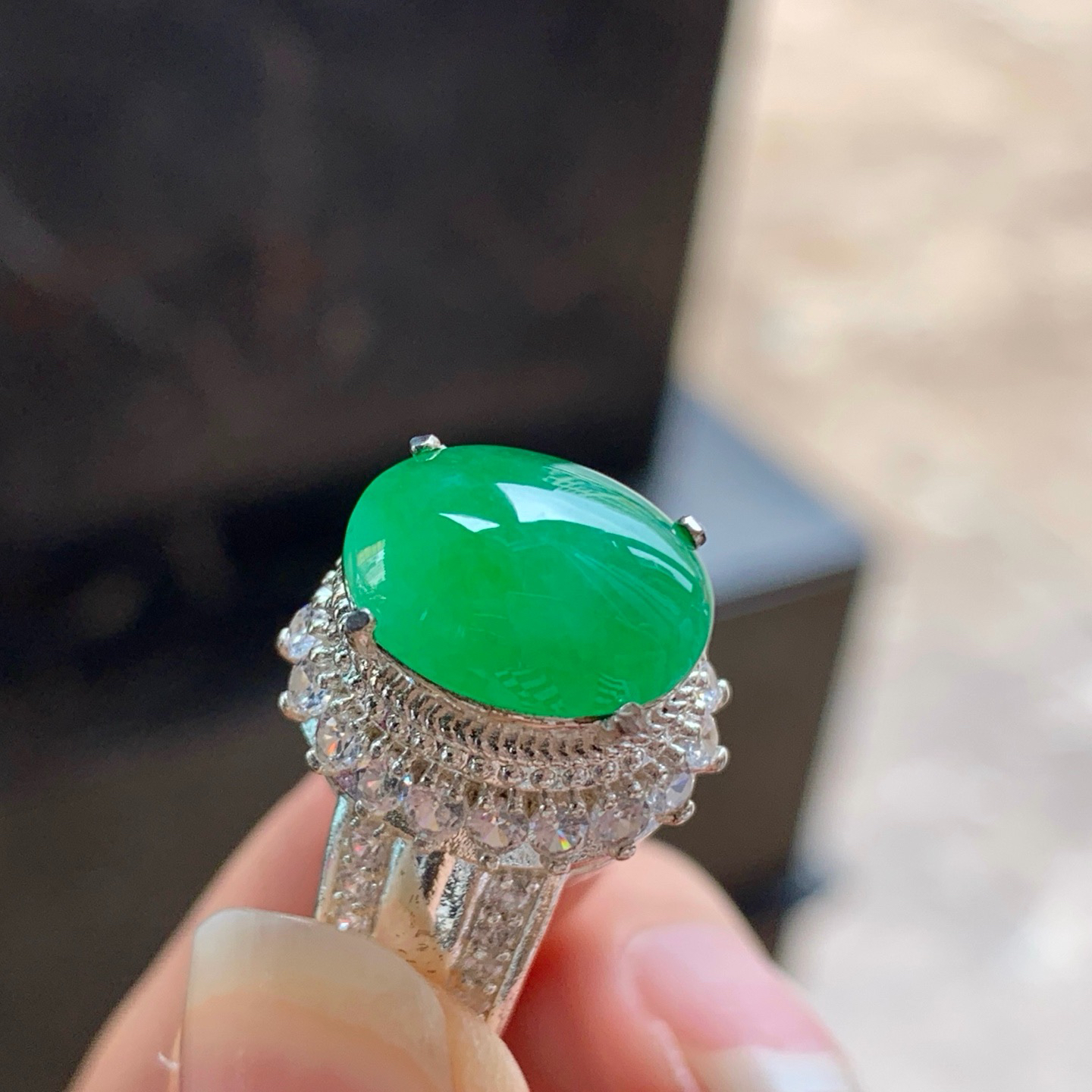 绿色戒面^_^鲜艳 玉质温润  铜托