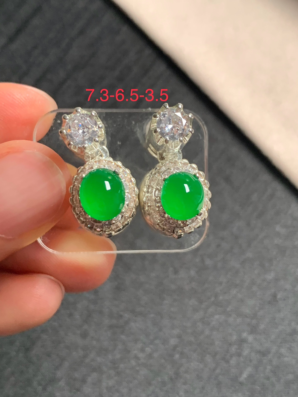 冰种正阳绿耳钉
无纹裂，种好色好品相好，正阳绿色泽艳丽纯正，老坑种质地细腻冰透水灵饱满圆润