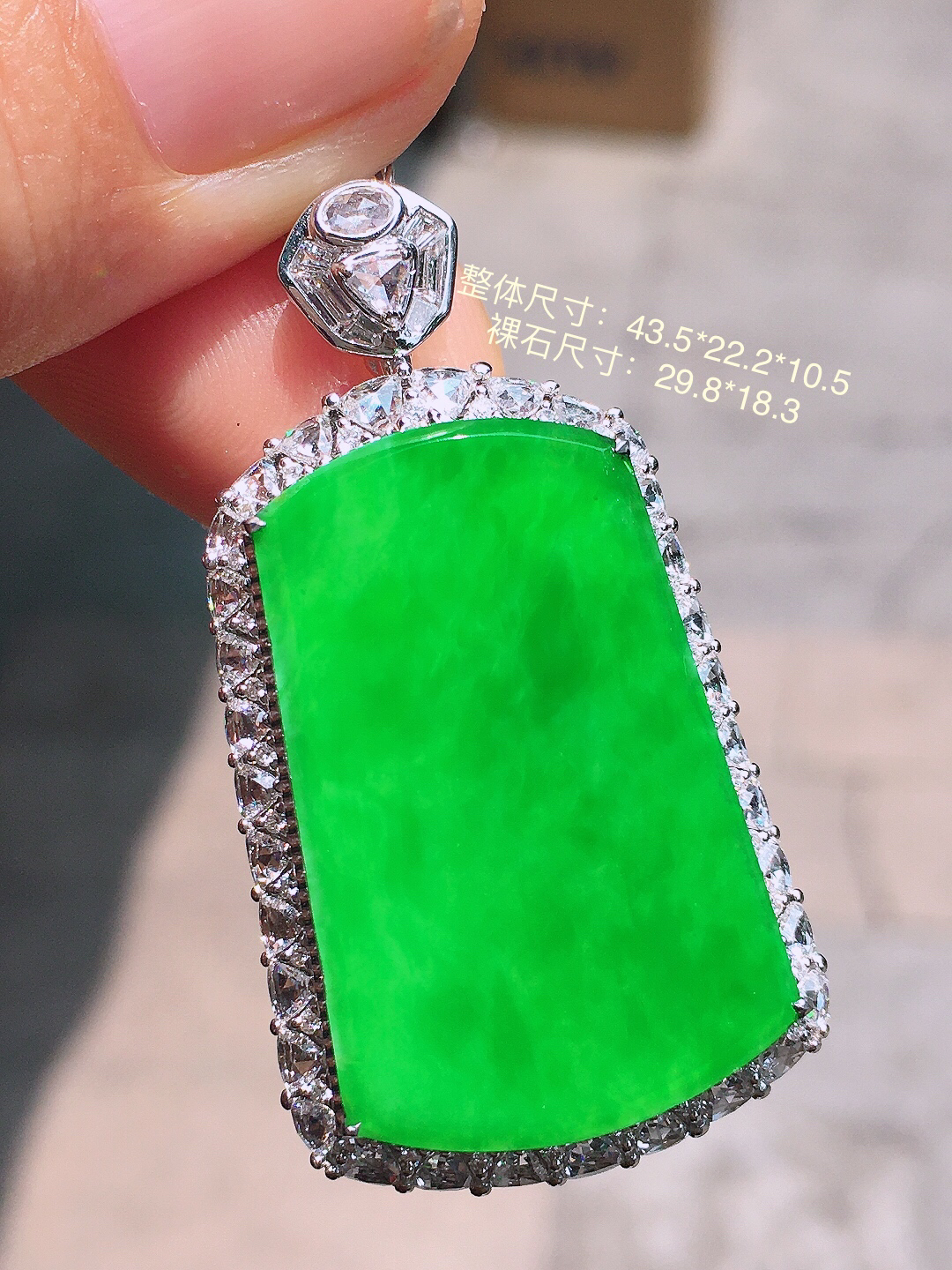 阳绿无事牌吊坠，色泽均匀艳丽，玉质细腻，荧光感超
强，饱满圆润，简单大方，尽显优雅气质，18k
金豪华镶嵌
