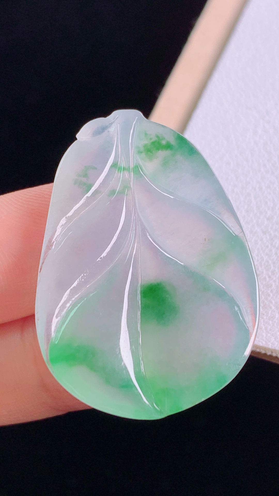 冰飘绿叶子 色泽鲜活，冰清玉洁，无裂，尺寸:32.7-23.1-4.7mm 26