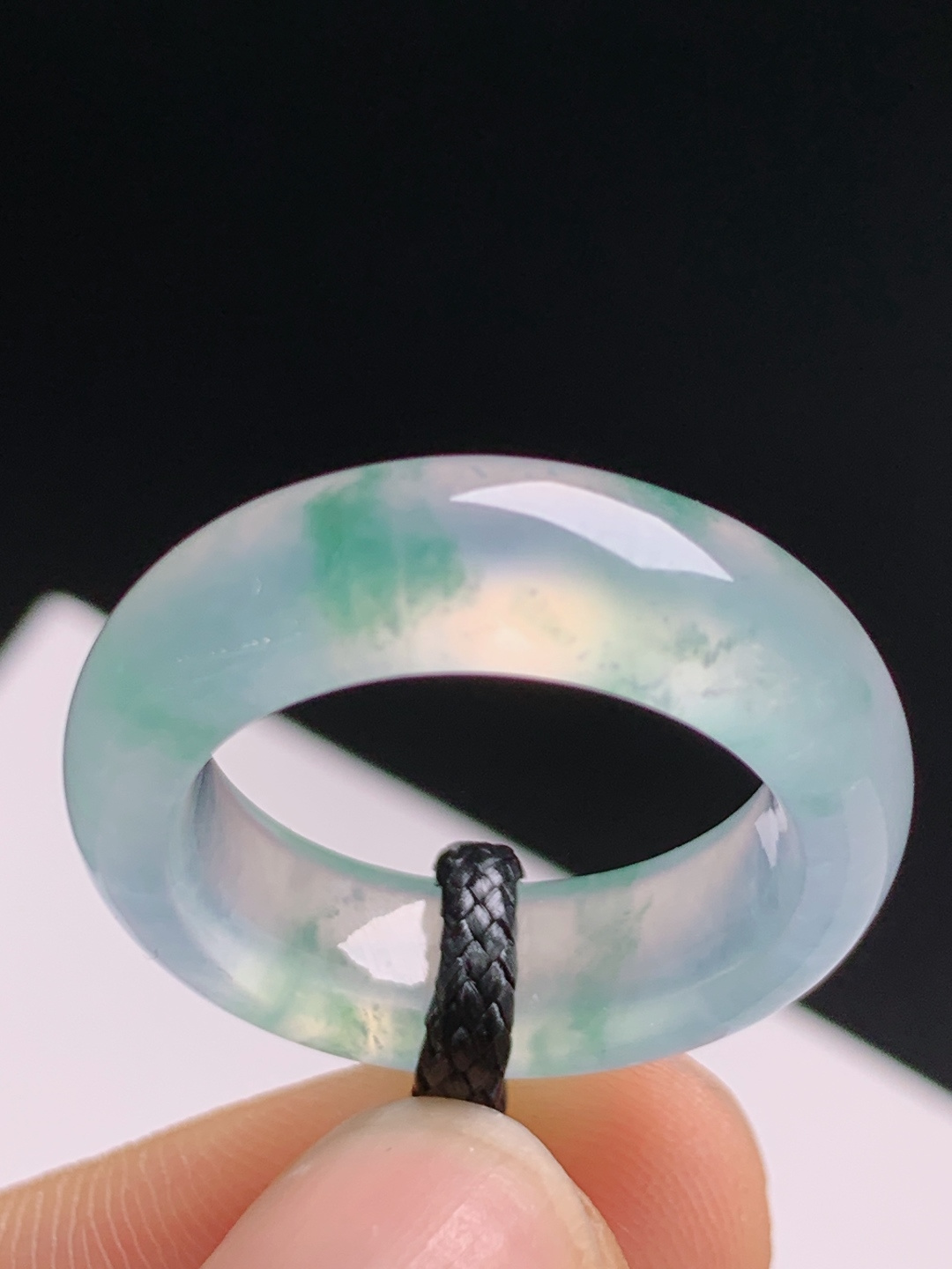 高冰飘花戒圈，冰润清透阳绿点缀，温婉轻奢别致吸睛 裸石23.7-6.5-3.9 圈口12 080529