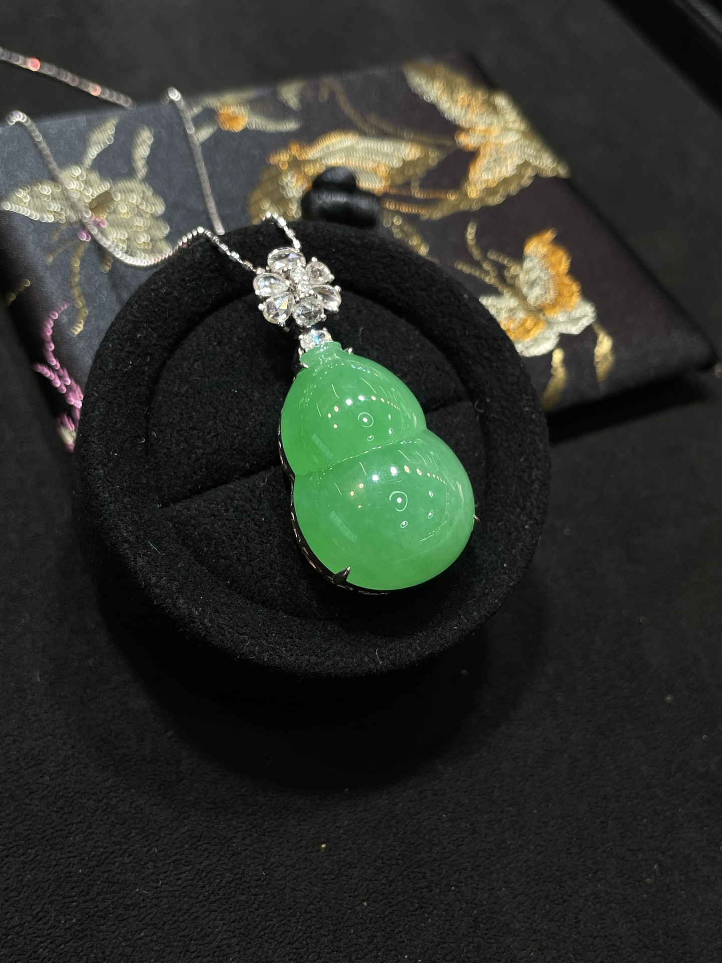 冰润 满色 果阳绿 大尺寸葫芦吊坠 18k金简镶嵌 超饱满，38.5-19-13.3
